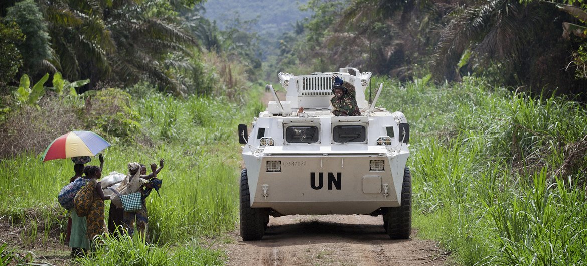 Demokratik Kongo Cumhuriyeti'nin doğusundaki Beni bölgesinde bir BM barış gücü devriyesi yolda insanların yanından geçiyor. 