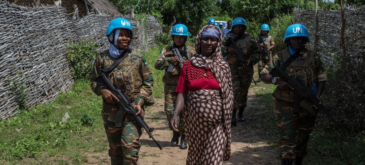 Zambian women peacekeepers patrol in northeastern Central African Republic (file)