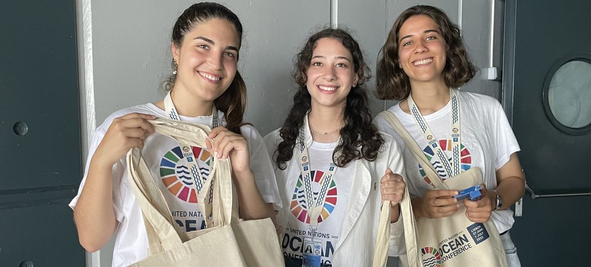Young volunteers support the Ocean Conference in Lisbon.