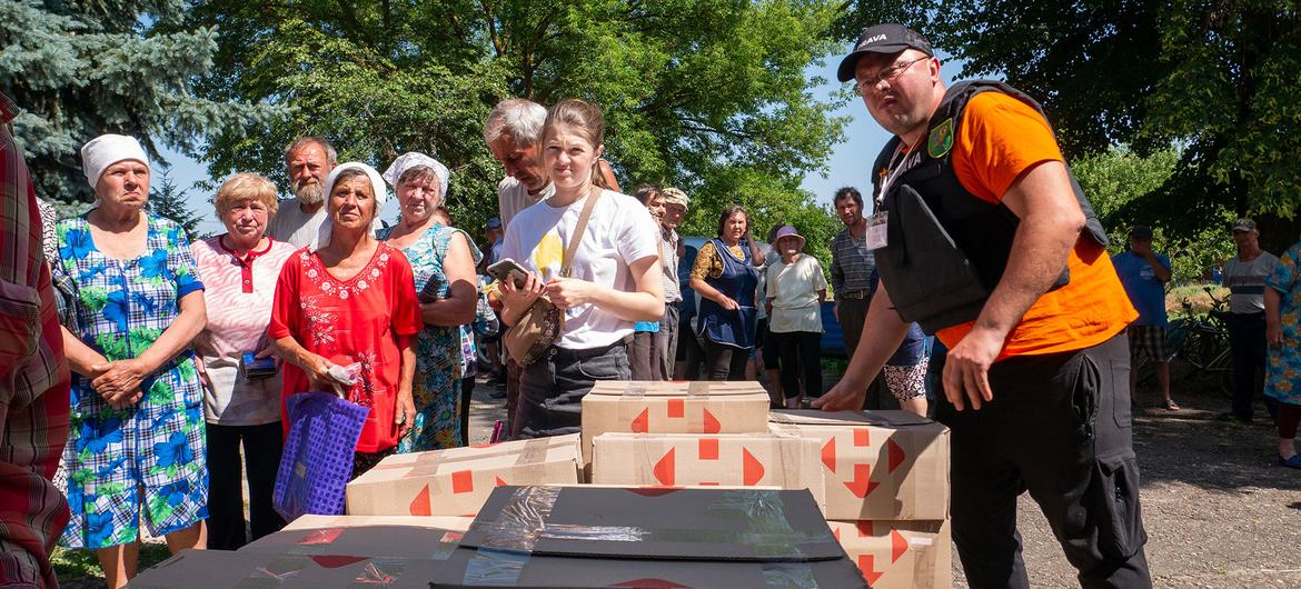 WFP gıda paketleri, Ukrayna Kızıl Haçı ile işbirliği içinde Harkov Oblastı'ndaki savaştan etkilenen insanlara dağıtılıyor.