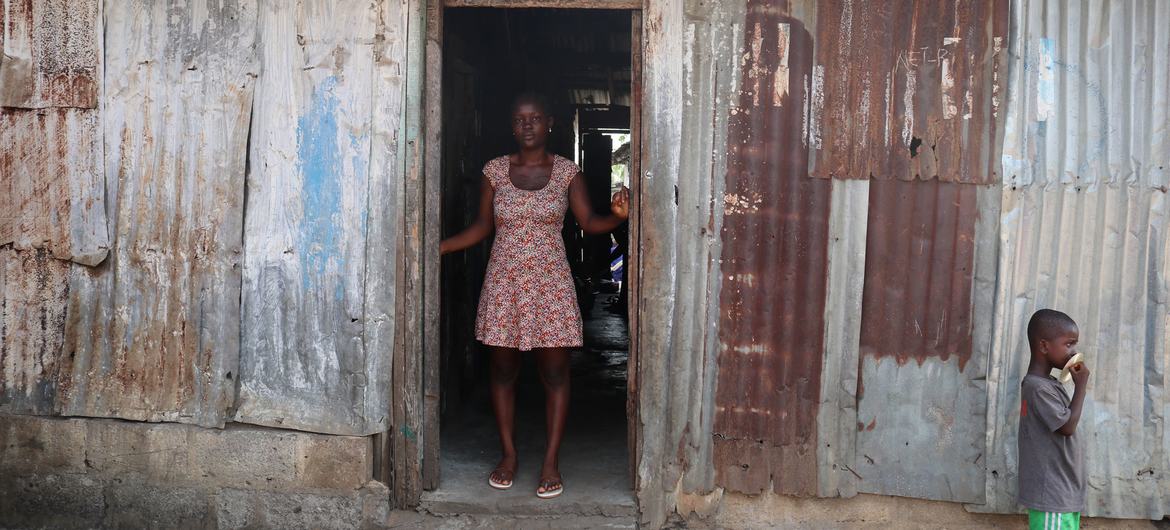 Agnes-Josephine Kenderman ve oğlu Liberya'daki evinin önünde duruyor.
