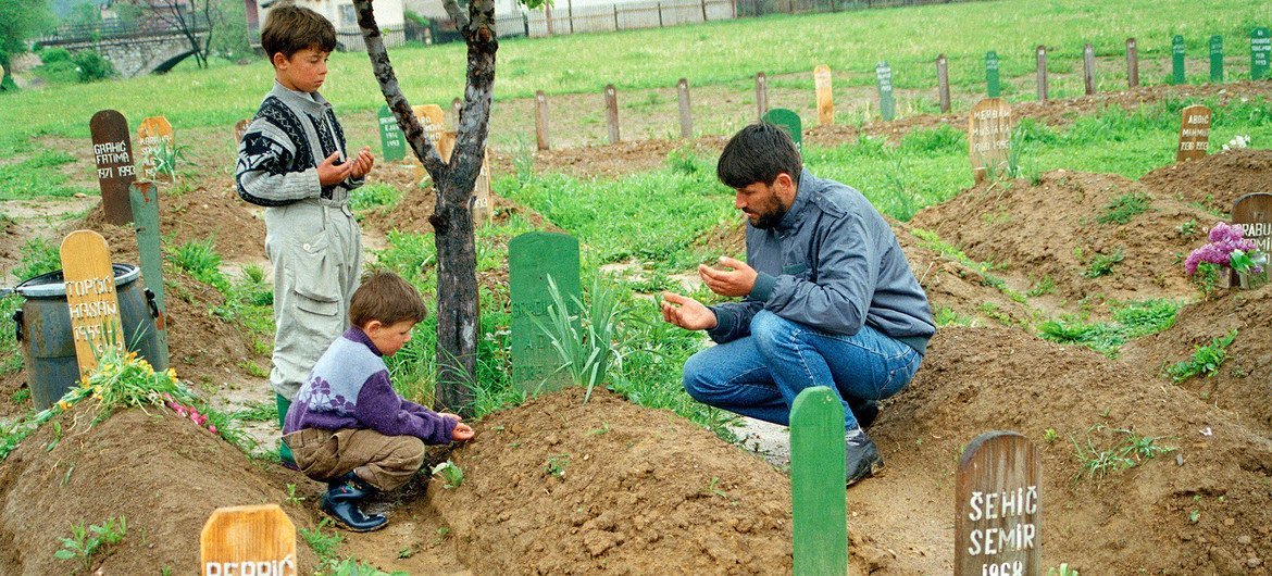 Bosna-Hersek'in Vitez kentinde Müslüman bir adam, oğlunun mezarı başında dua ediyor. 