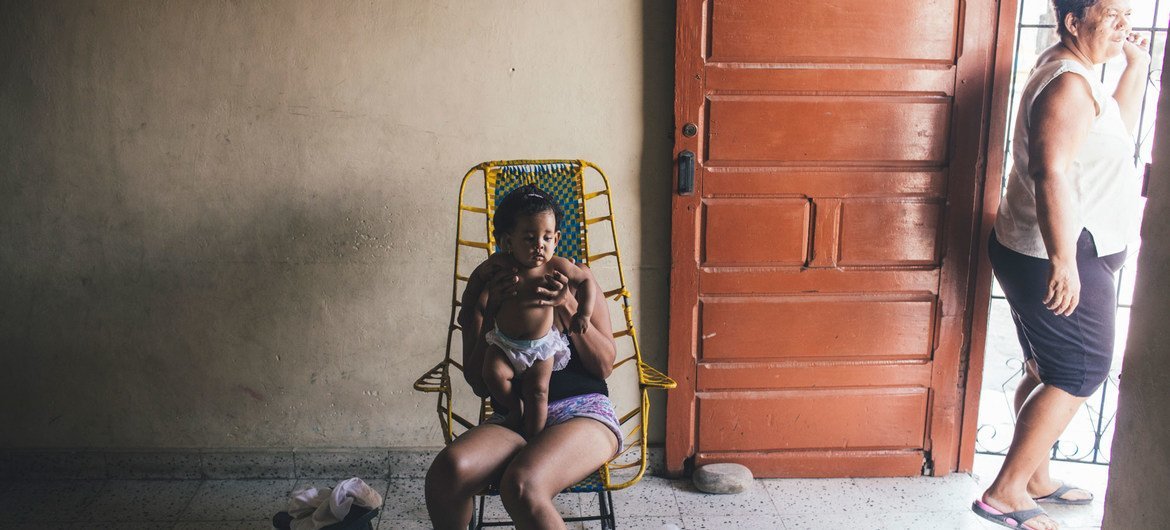 A mother and her daughter in Barranquilla, Colombia. National authorities are going door to door to control mosquitoes that can carry Zika, Dengue and Chikungunya. PAHO/WHO Joshua E. Cogan A mother and her daughter in Barranquilla, Colombia. National authorities are going door to door to control mosquitoes that can carry Zika, Dengue and Chikungunya. PAHO/WHO Joshua E. Cogan