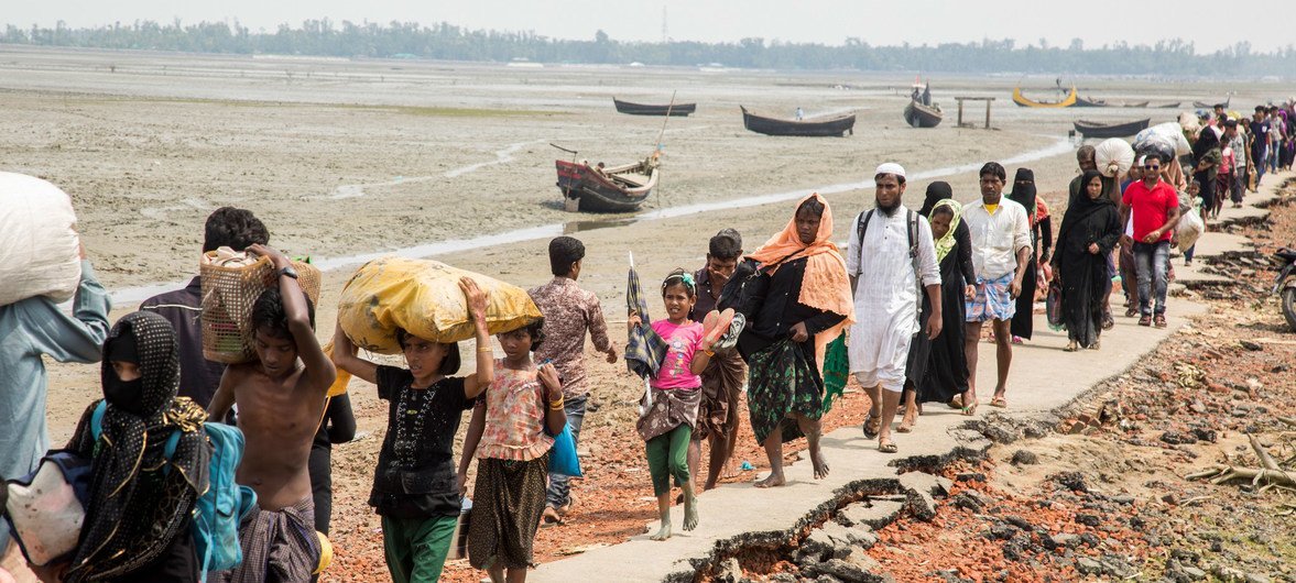 Myanmar'ın kuzeyindeki Rakhine Eyaleti'ndeki şiddetten kaçan binlerce Rohingya, yalnızca taşıyabilecekleri kadarını alarak Bangladeş'in sınır bölgesi Cox's Bazar'a sığınıyor. 