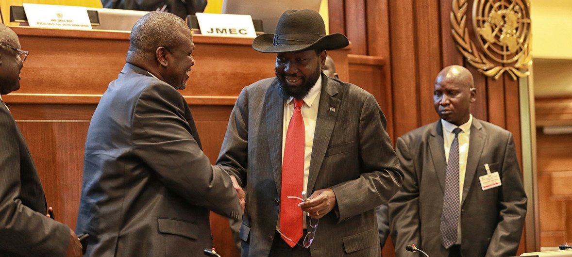 President Salva Kiir (right) of South Sudan shakes hands with leader Riek Machar after concluding a peace deal to end the conflict in the country (September 2018). President Salva Kiir (right) of South Sudan shakes hands with leader Riek Machar after concluding a peace deal to end the conflict in the country (September 2018).