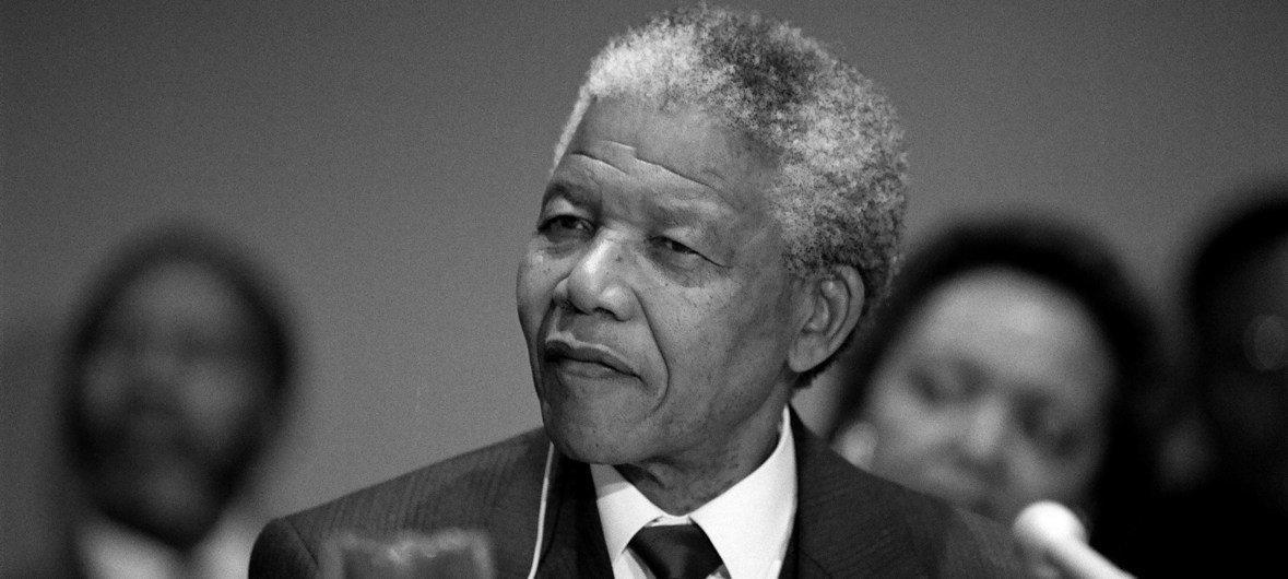 Güney Afrika'nın eski Devlet Başkanı Nelson Mandela, Aralık 1991'de New York'taki BM Genel Merkezi'nde düzenlediği basın toplantısında konuşuyor.
