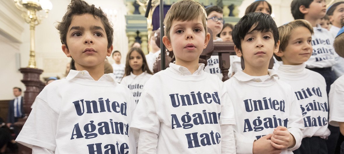 Children wearing “United Against Hate” t-shirts appear at an interfaith gathering at the Park East Synagogue in New York City in memory of Jewish worshipers who were killed in Pittsburgh in the United States. (31 October 2018) Children wearing “United Against Hate” t-shirts appear at an interfaith gathering at the Park East Synagogue in New York City in memory of Jewish worshipers who were killed in Pittsburgh in the United States. (31 October 2018)