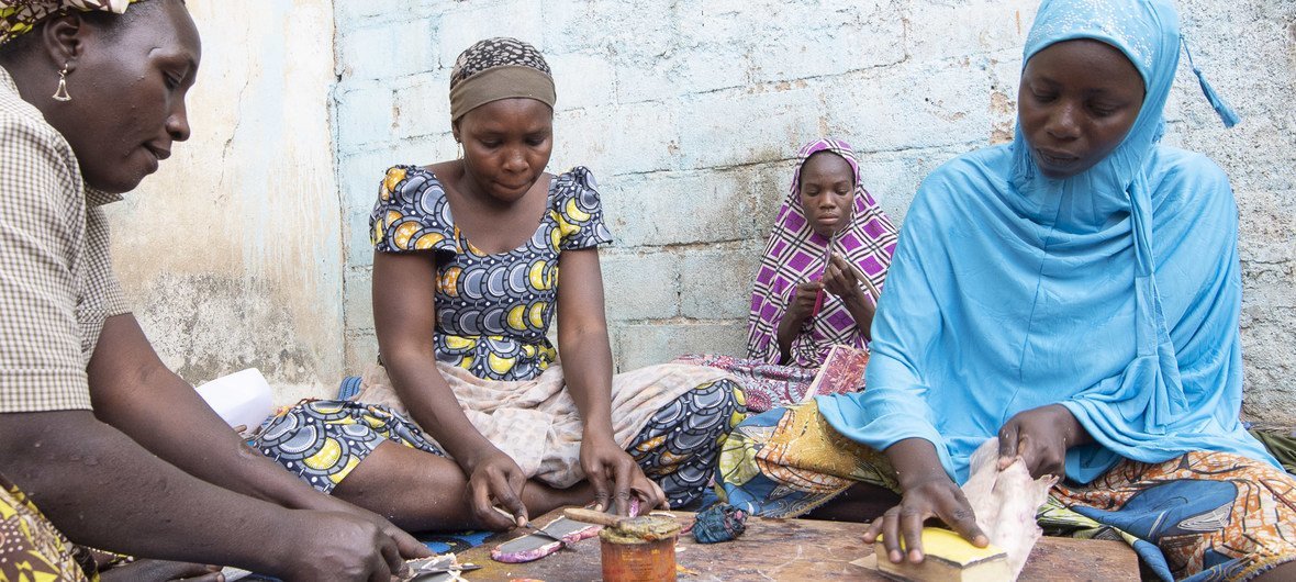 Ülke içinde yerinden edilmiş Kamerunlu Aminatou Sali (sağda), deri eşyalar yapmak üzere bir sivil toplum kuruluşu tarafından eğitildi.