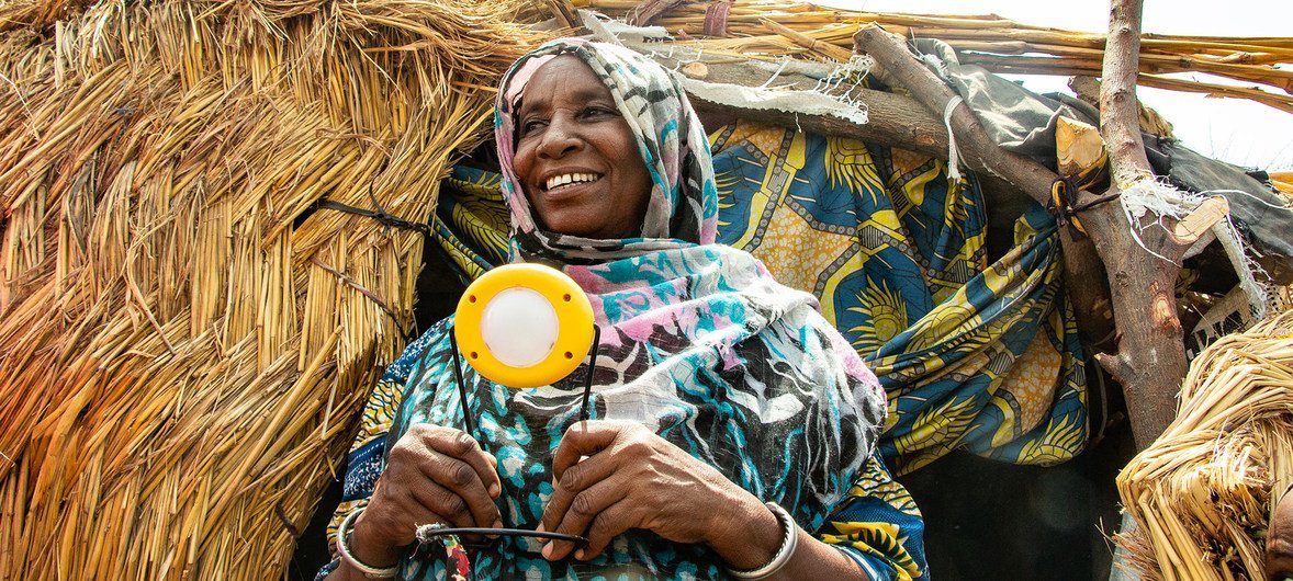 Hauwa'nın güneş lambası, Nijerya'daki evinde yemek pişirmesine ve diğer işleri yapmasına yardımcı oluyor ve çocuklarının çalışmasına yardımcı oluyor.