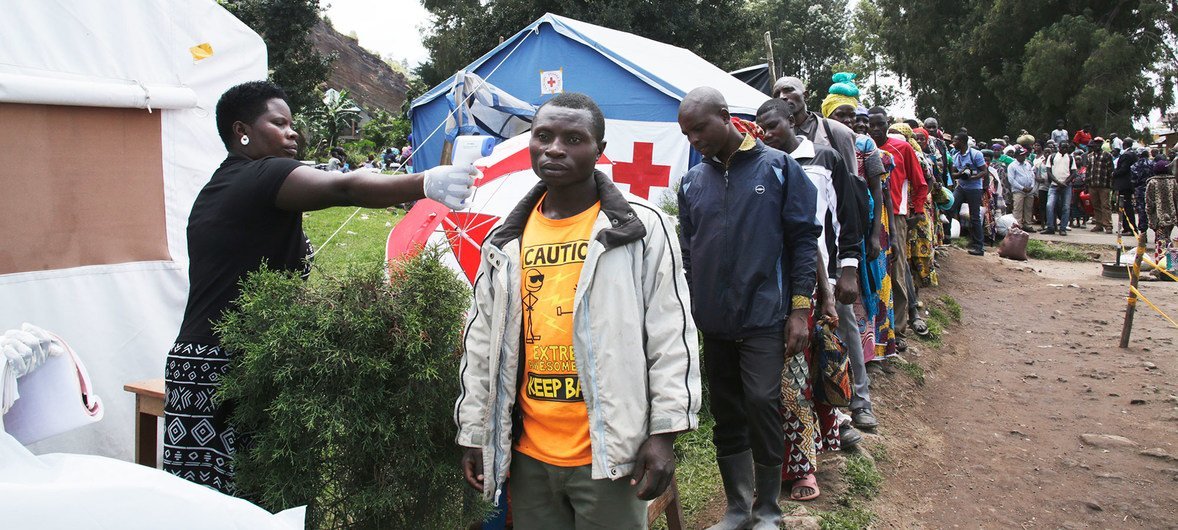 Medical staff routinely check people who enter Uganda from the DRC for Ebola symptoms (file, 2019) Medical staff routinely check people who enter Uganda from the DRC for Ebola symptoms (file, 2019)